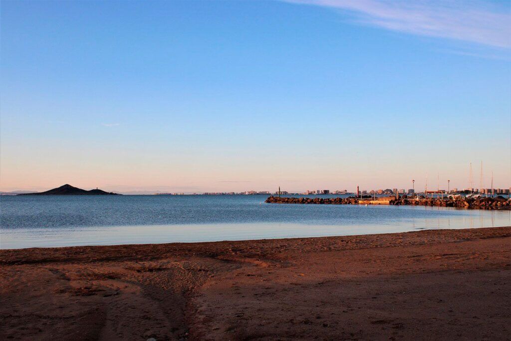 El Instituto Español de Oceanografía informa de la aparición de una mancha blanca en el Mar Menor